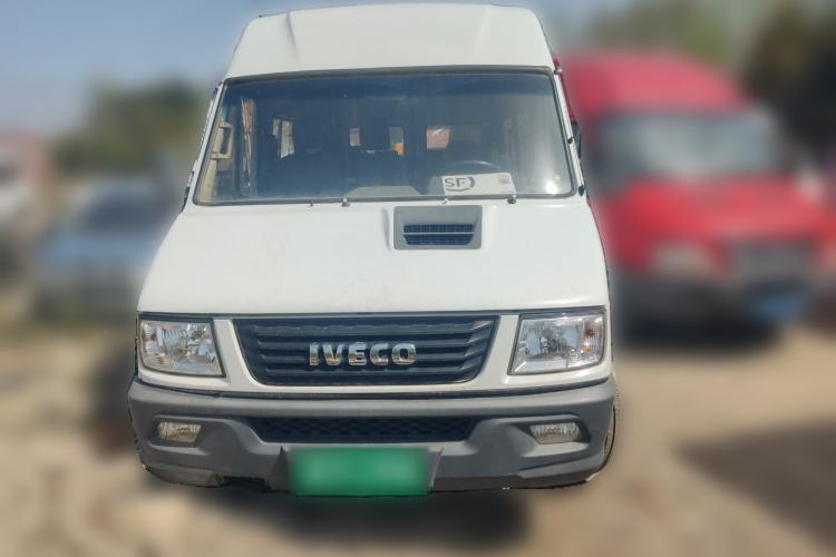 Used Iveco Daily 2020 2.5T A35 Passenger Van Single-Tire Mid-Roof Design 5-9 Seater with Sliding Side Door Meeting China VI Emission Standards
