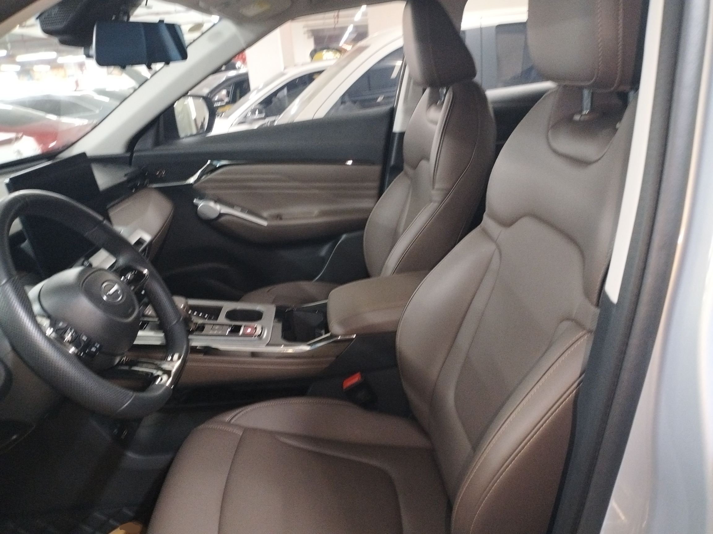 المقاعد الأمامية داخل السيارة