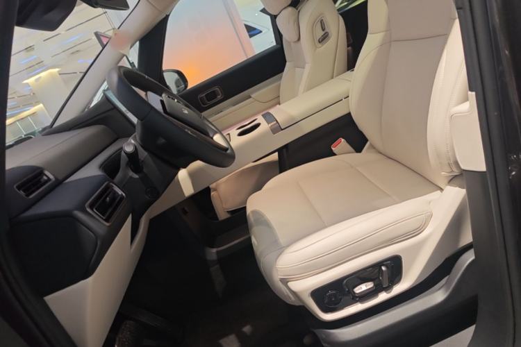 Used Li Auto MEGA 2025 Ultra Smart Refreshed Edition
