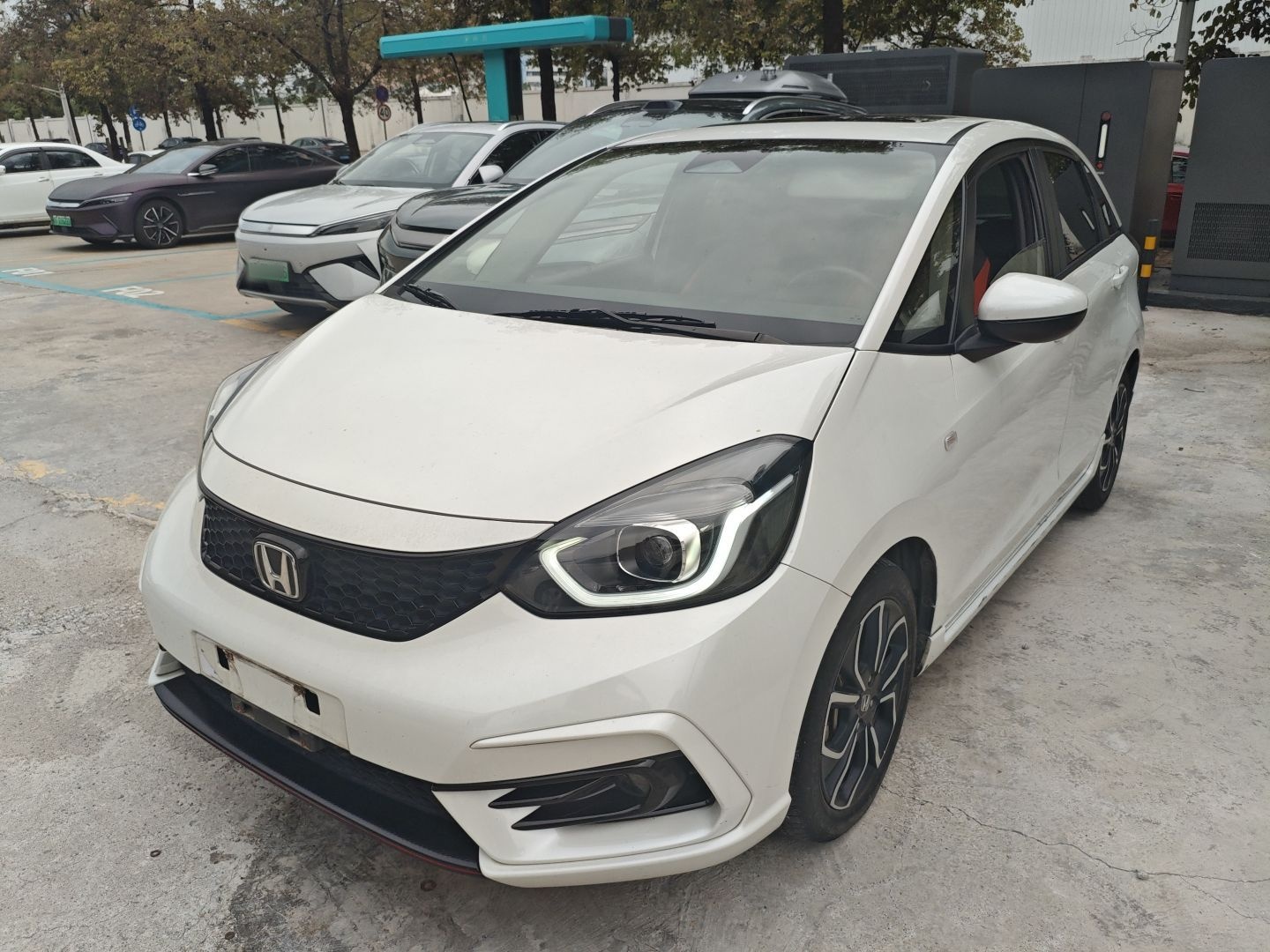 تحت مقدمة السيارة