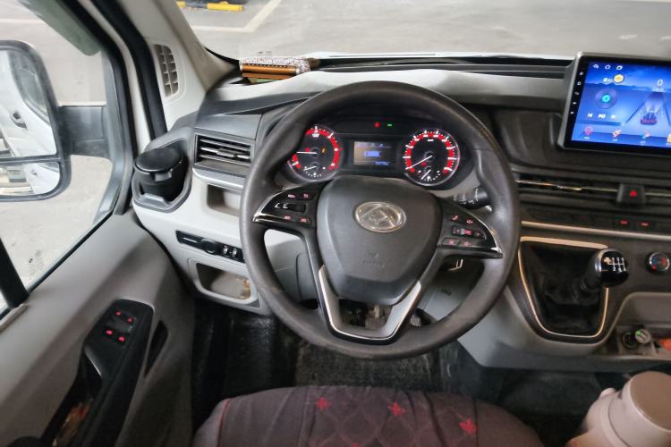 Used SAIC MAXUS Xintu V90 2020 2.0T Manual Yunjie Version Front-Wheel Drive with Single Rear Tire Short Wheelbase High-Roof Design 6-Seater