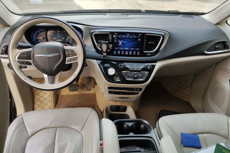 Used Chrysler Grand Voyager PHEV 2018 3.6L Plug-in Hybrid Center Console