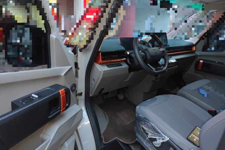 Used Farizon Super VAN 2025 Yucheng Action-Pak, Short-Axle 68kWh ZhiXin, 5-seater
