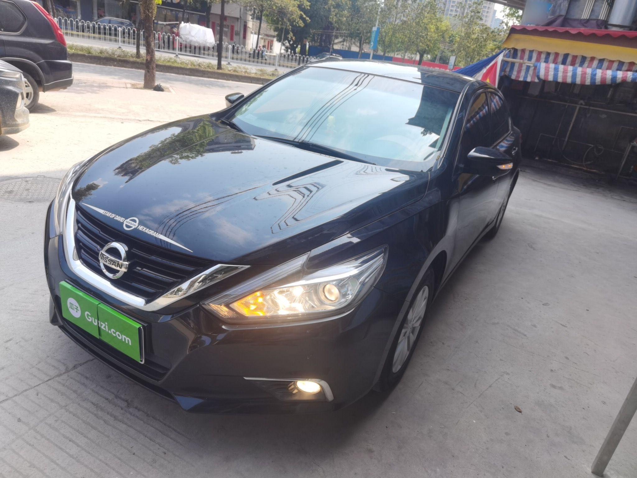 تحت مقدمة السيارة