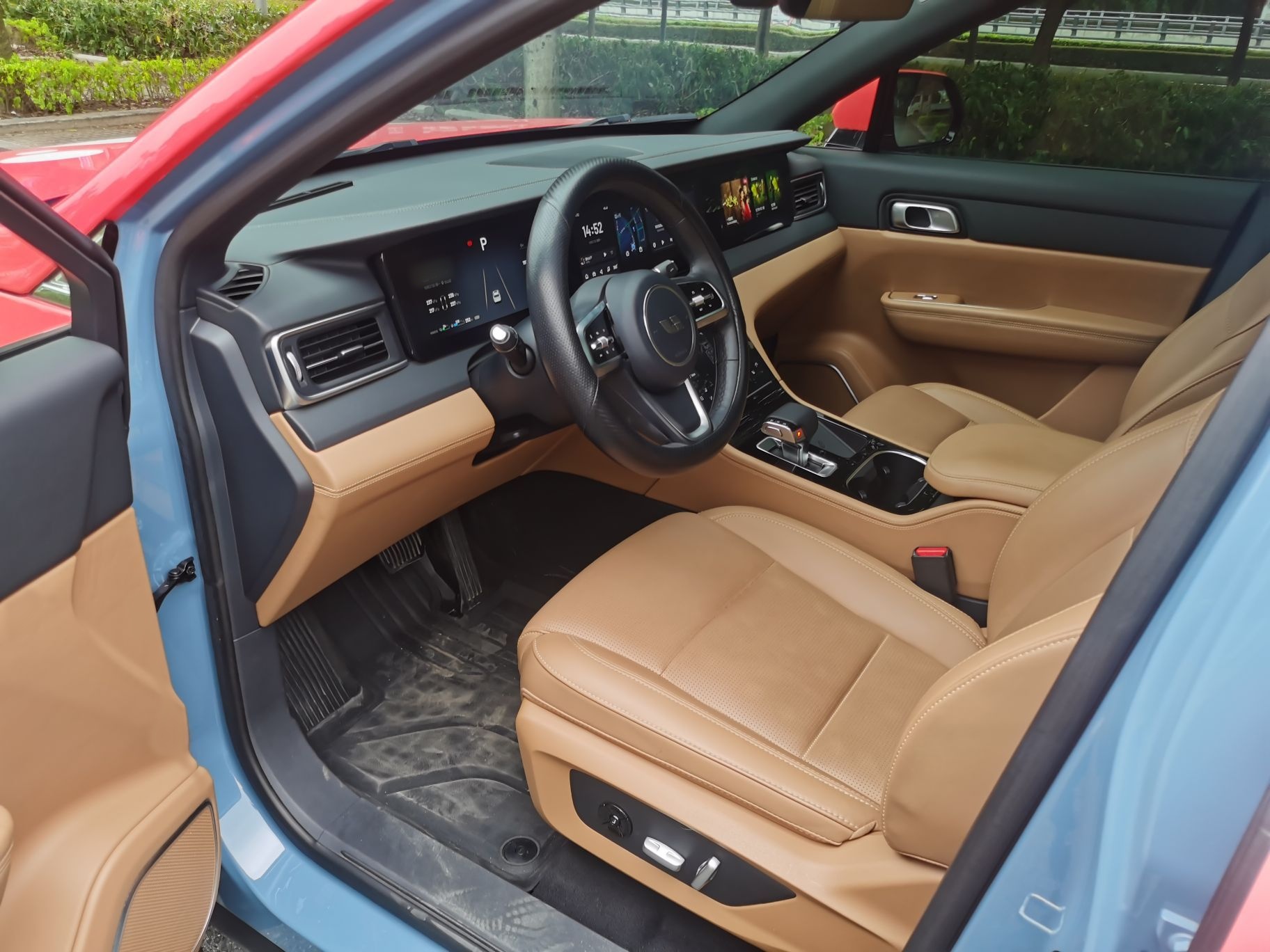 المقاعد الأمامية داخل السيارة