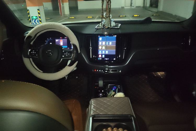 Used Volvo XC60 2024 B5 4x4 Smart Luxury Edition Center Console