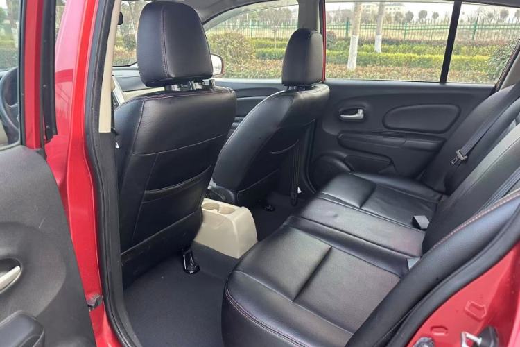 Used Venucia R50 2013 1.6L Automatic Fashion Edition Interior 2