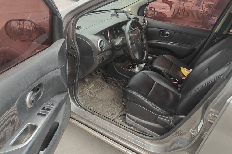Used Nissan Livina 2010 Jingrui Edition 1.6L Manual Standard Model Driver Seat