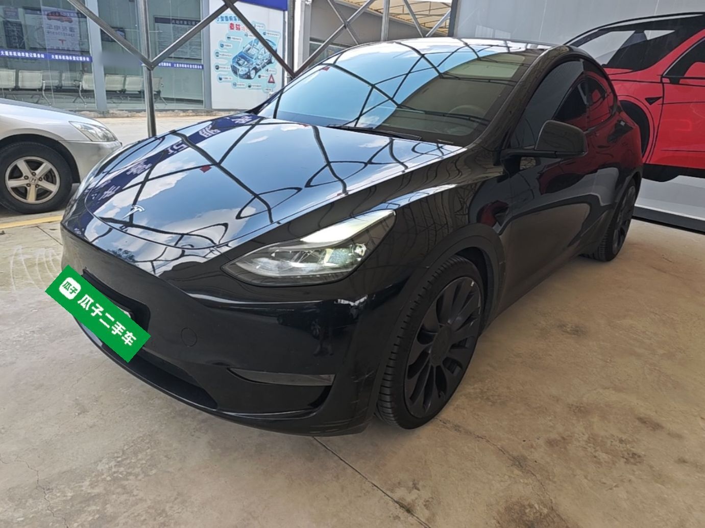 Под передней частью автомобиля