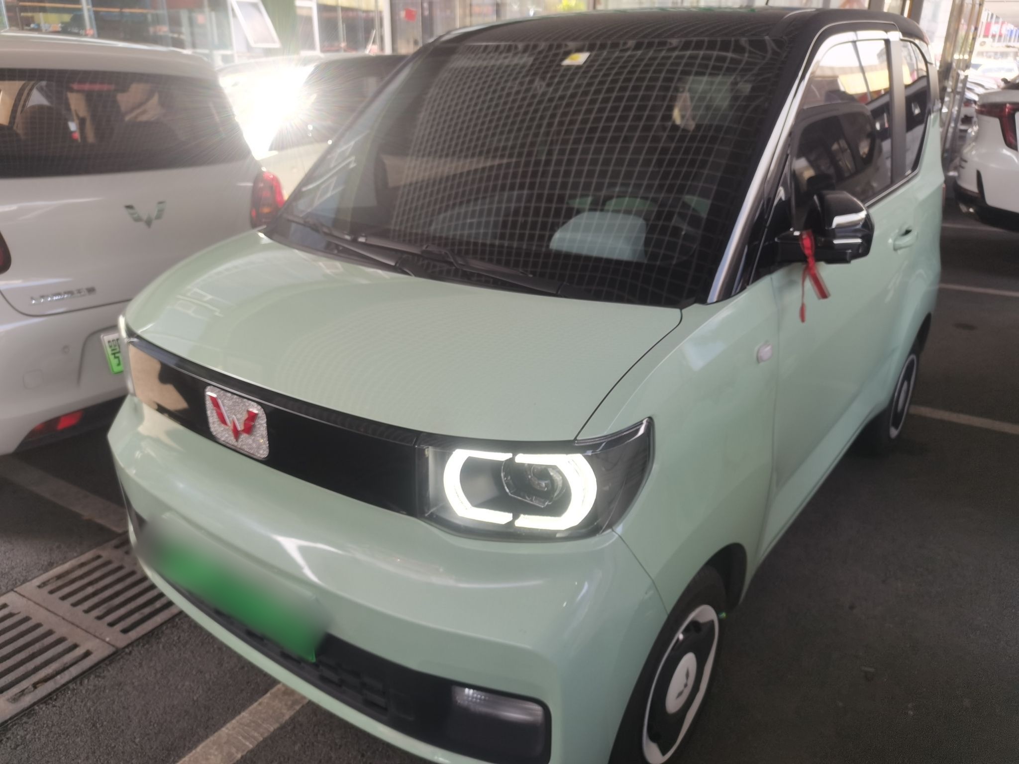 تحت مقدمة السيارة