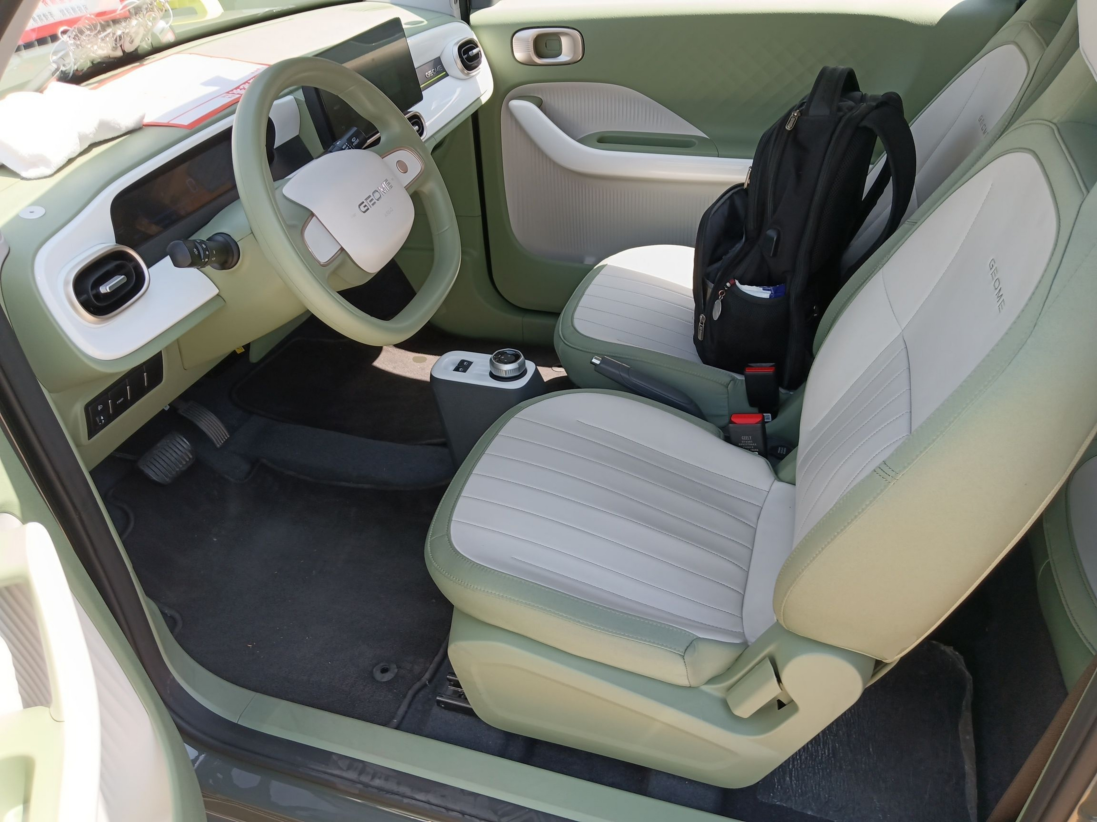 المقاعد الأمامية داخل السيارة