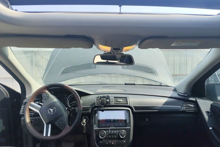 Used Mercedes-Benz R-Class 2017 R 320 4MATIC Business Edition Prestige Model Center Console