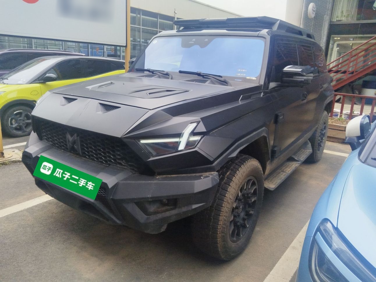 تحت مقدمة السيارة