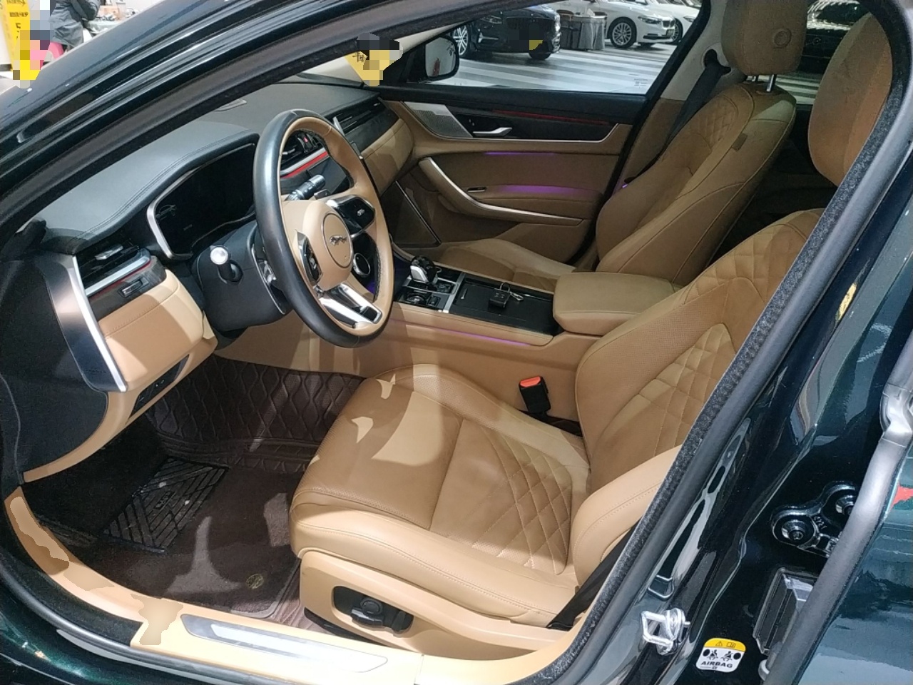 المقاعد الأمامية داخل السيارة