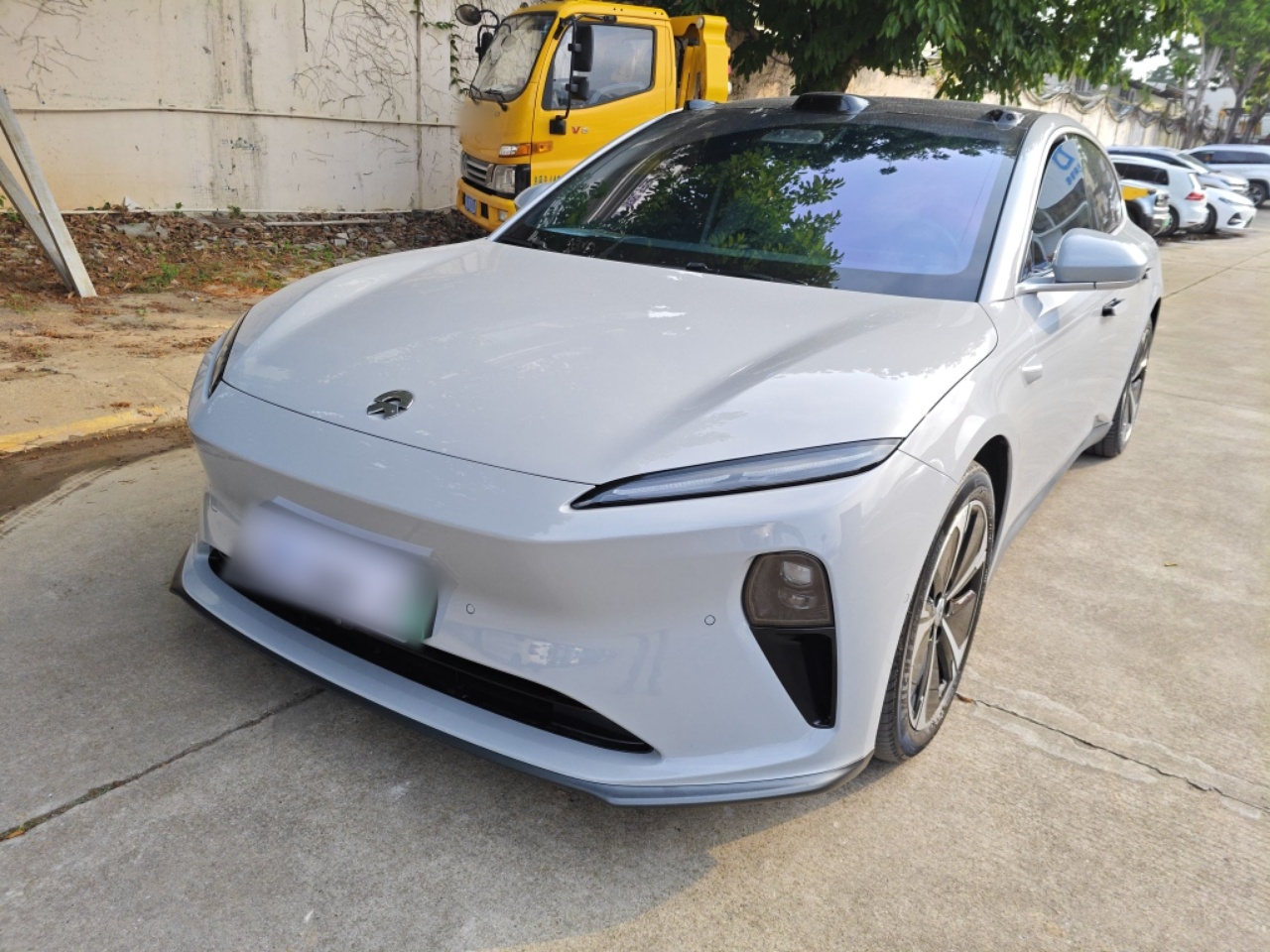 Под передней частью автомобиля