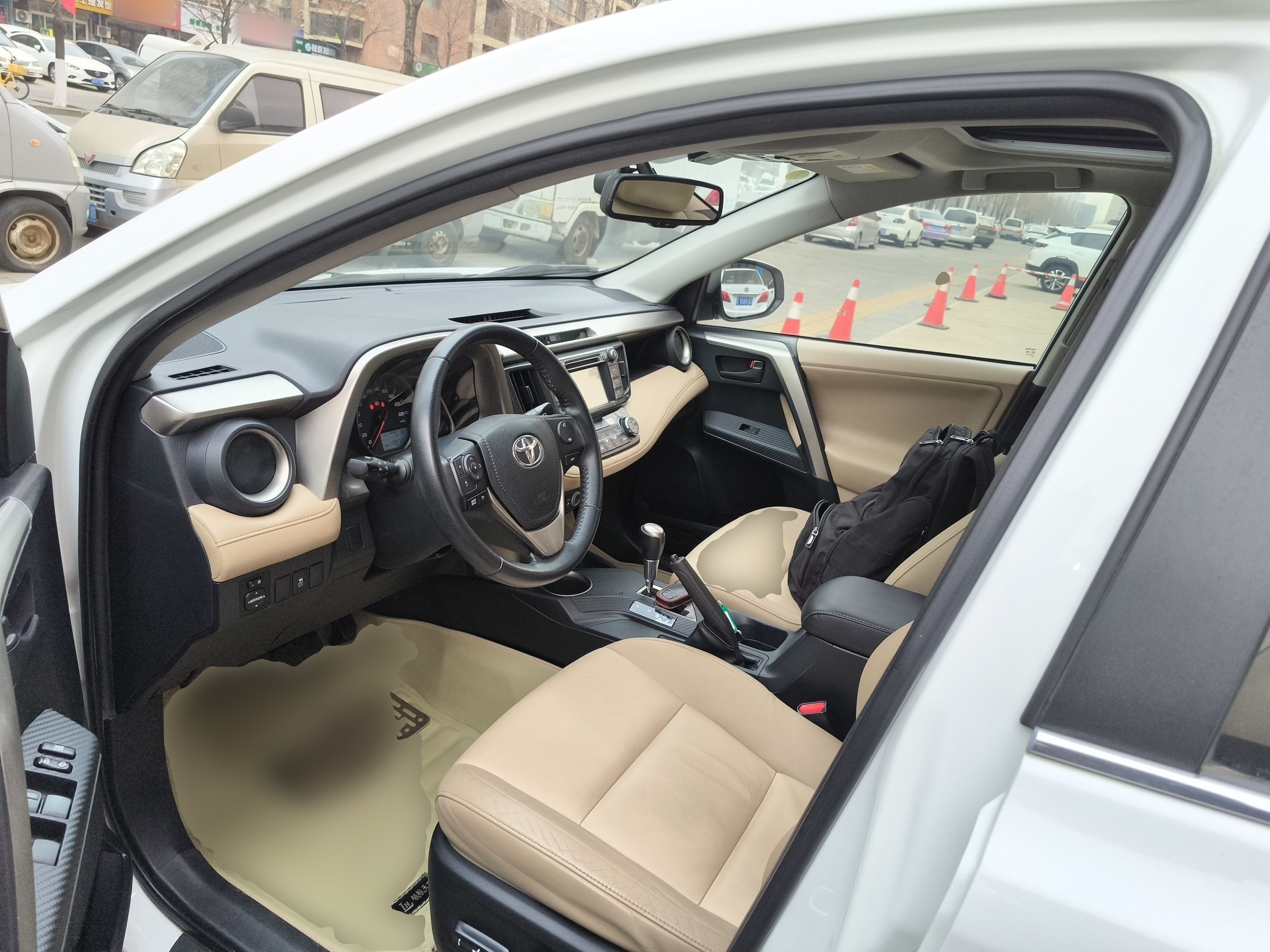 المقاعد الأمامية داخل السيارة