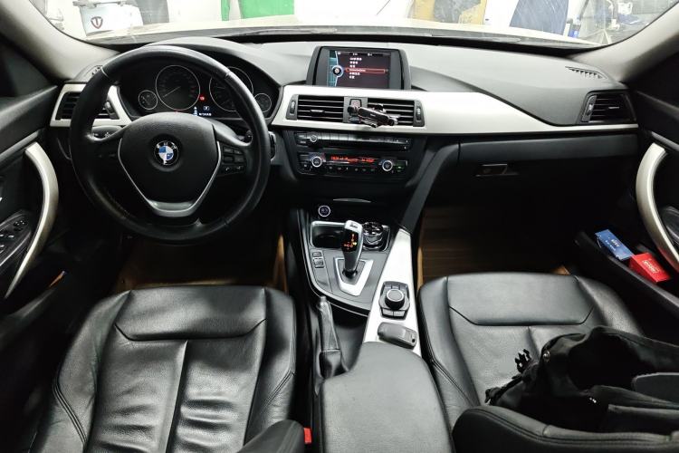 Used BMW 3 Series GT 2013 320i Leading Model Center Console