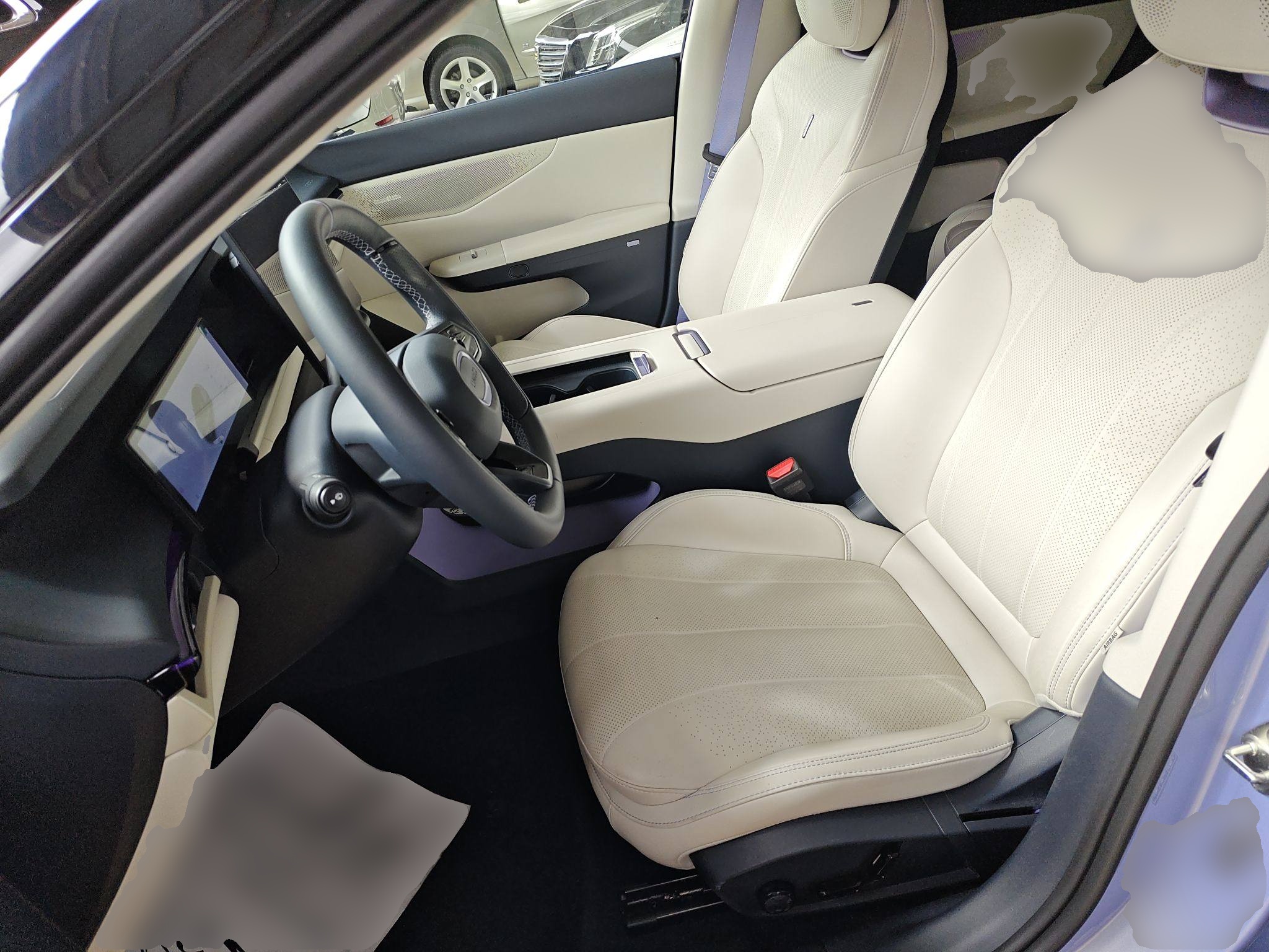 المقاعد الأمامية داخل السيارة