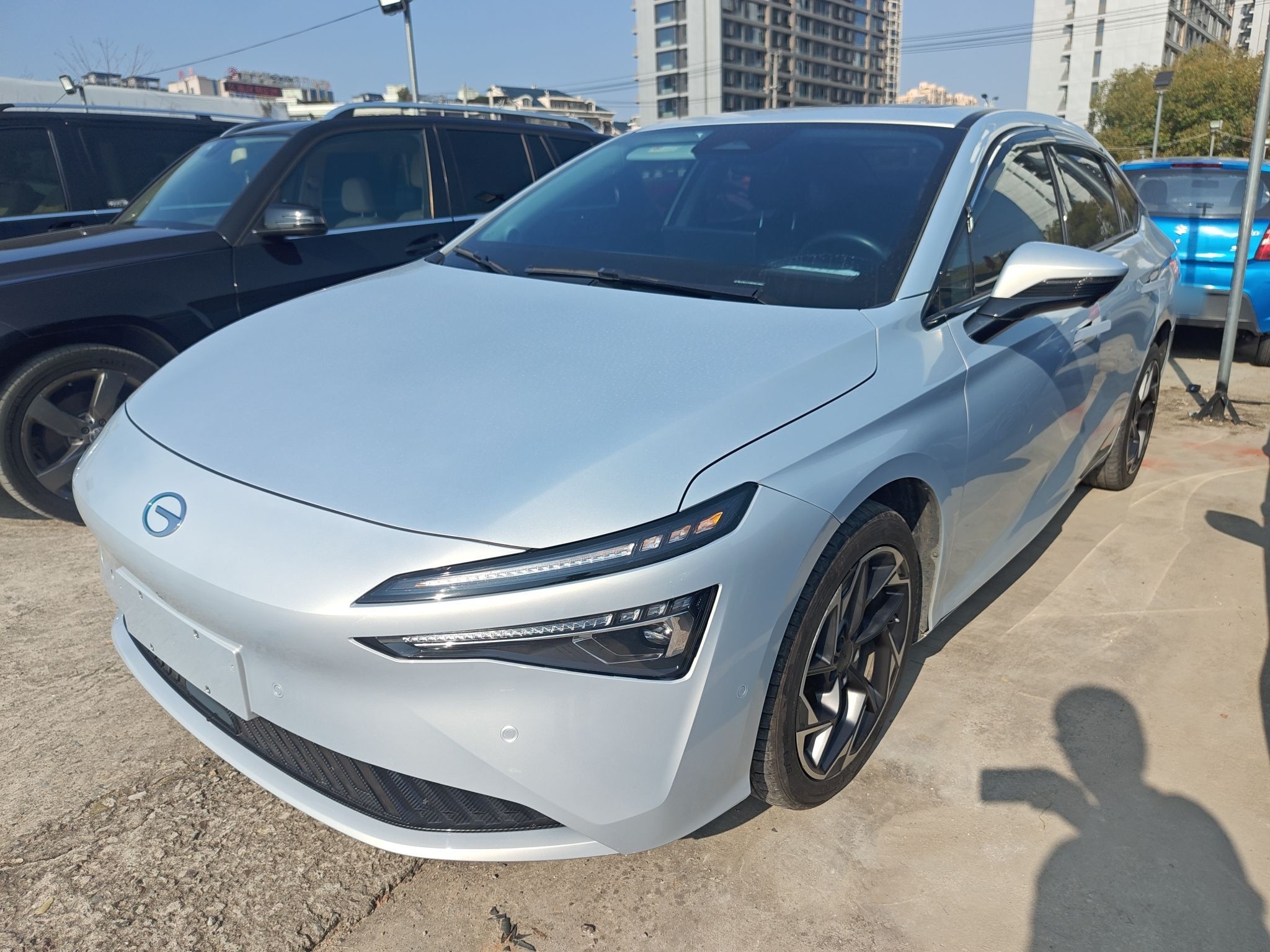 Под передней частью автомобиля