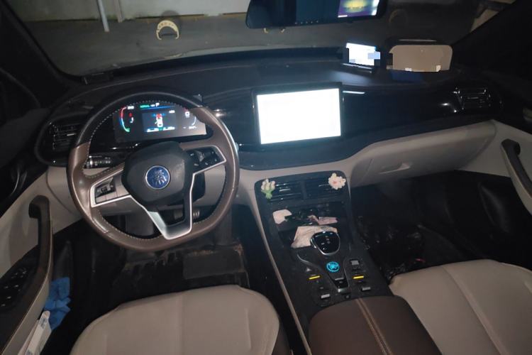 Used BYD Qin PLUS 2023 Champion Edition DM-i 55KM Leading Model Center Console