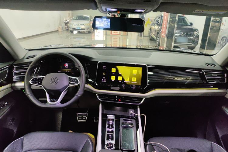 Used Volkswagen Teramont X 2021 530 V6 Four-Wheel Drive Prestige Luxury Edition Center Console