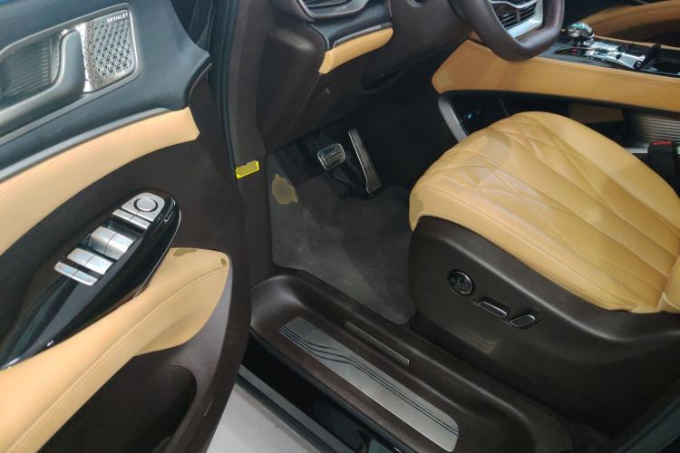 Used Denza D9 2025 DM-i Intelligent Drive 1020 Four-Wheel Drive Prestige Model
