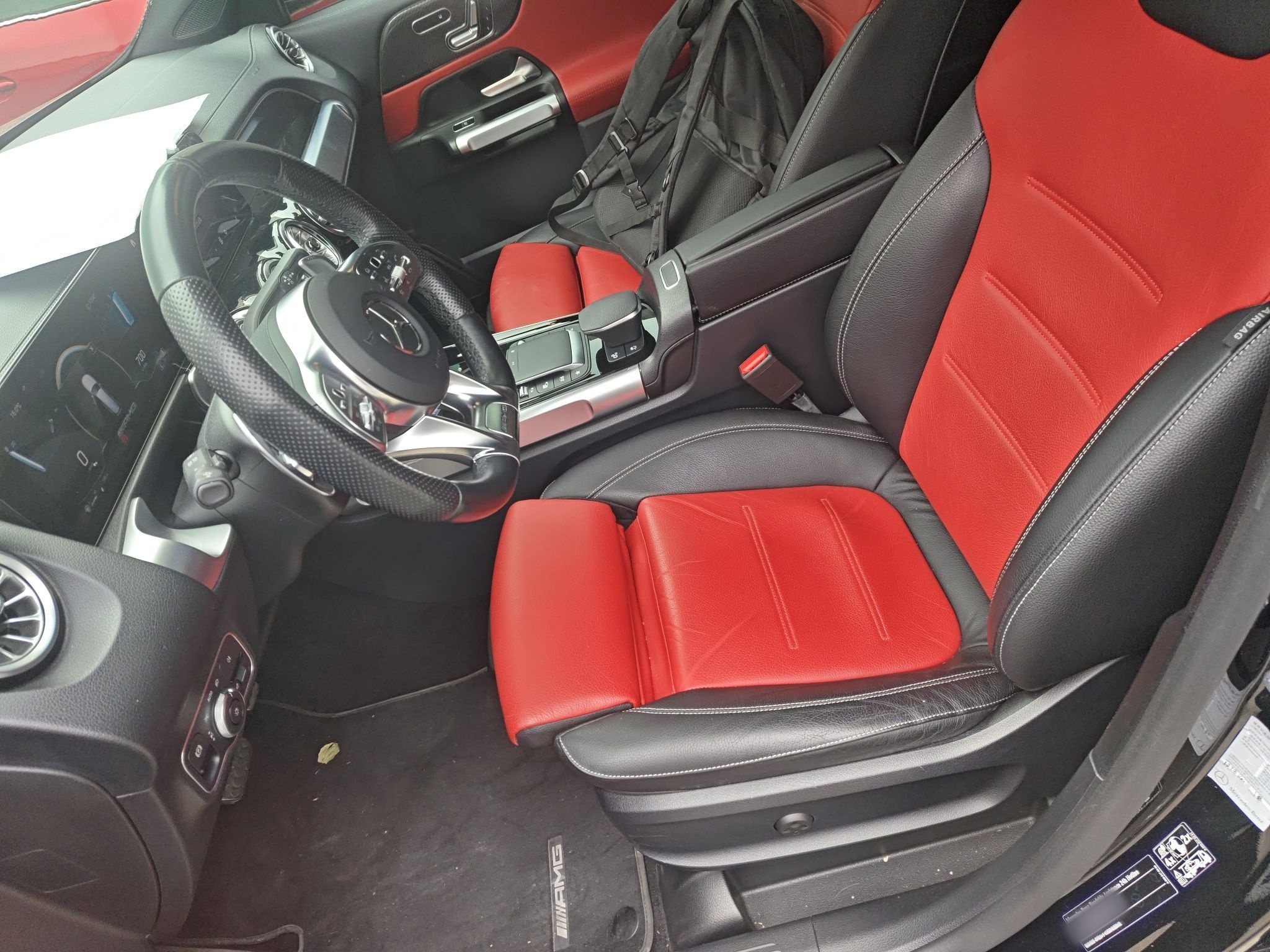 Переднее сиденье в автомобиле