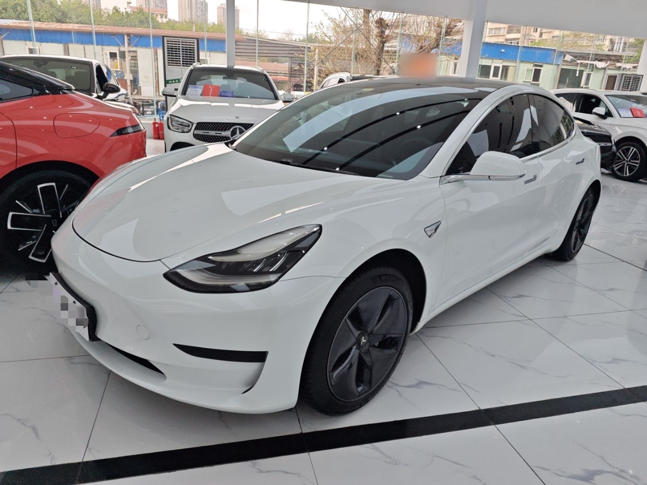 تحت مقدمة السيارة