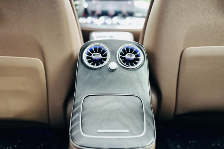 Used Mercedes-Benz E-Class 2022 Revised E 300 L Sporty and Stylish Edition Interior 5