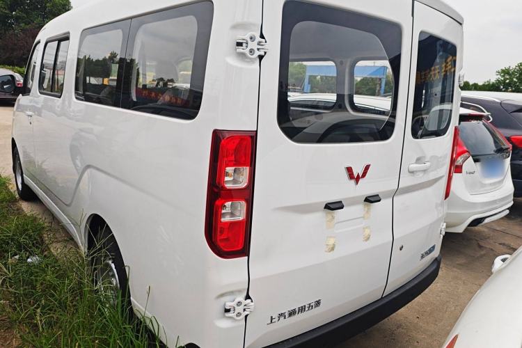Used Wuling Yangguang 2024 300KM Comfort Version Passenger Van 75kW