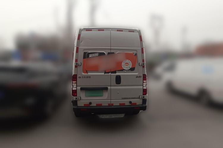 Used Dongfeng Yufeng 2023 V9+ 2.3T Manual Rear-Drive Dual Rear Tires Long Wheelbase High-Roof 3-Seater Cargo Van Rear