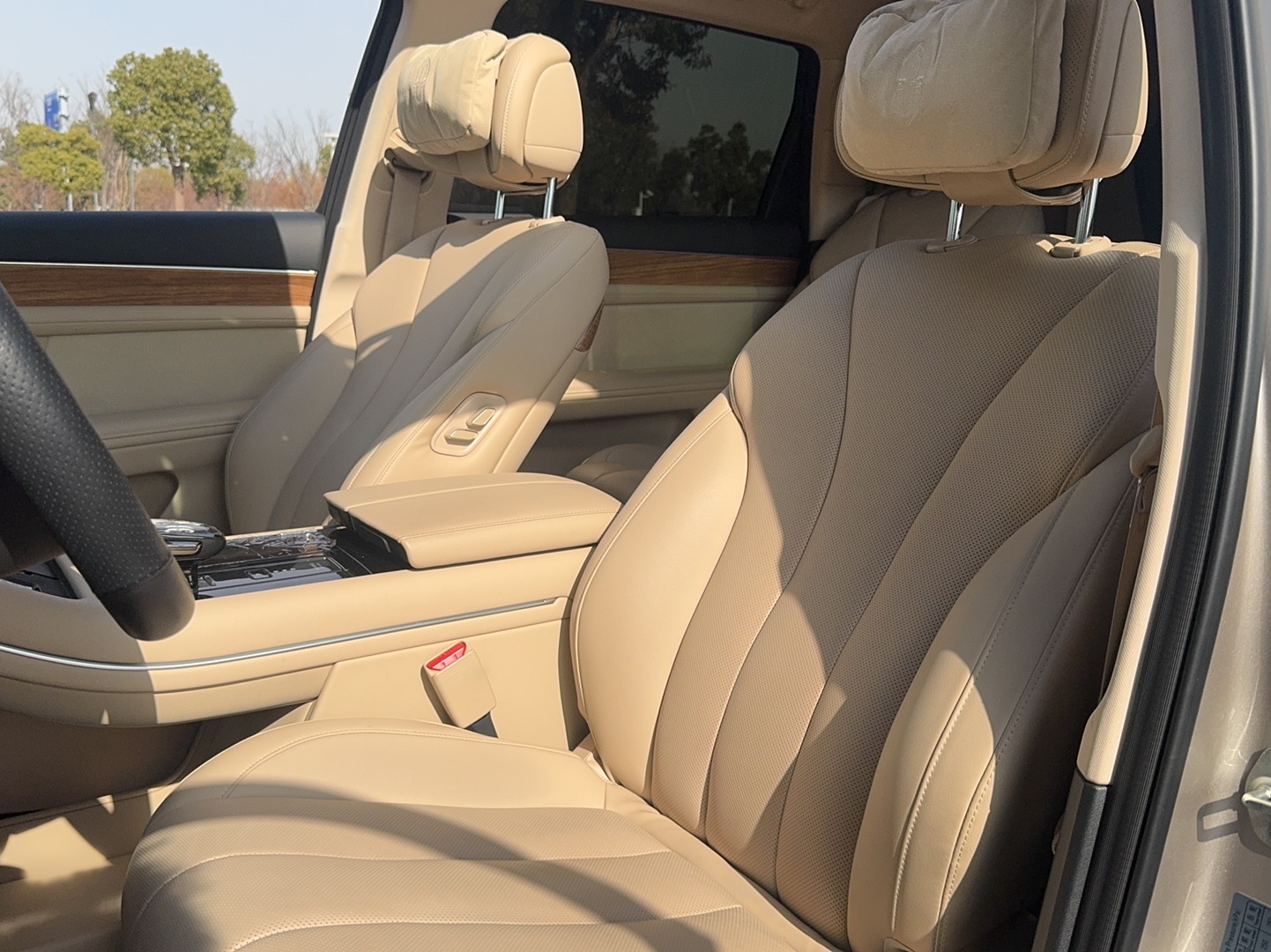 المقاعد الأمامية داخل السيارة