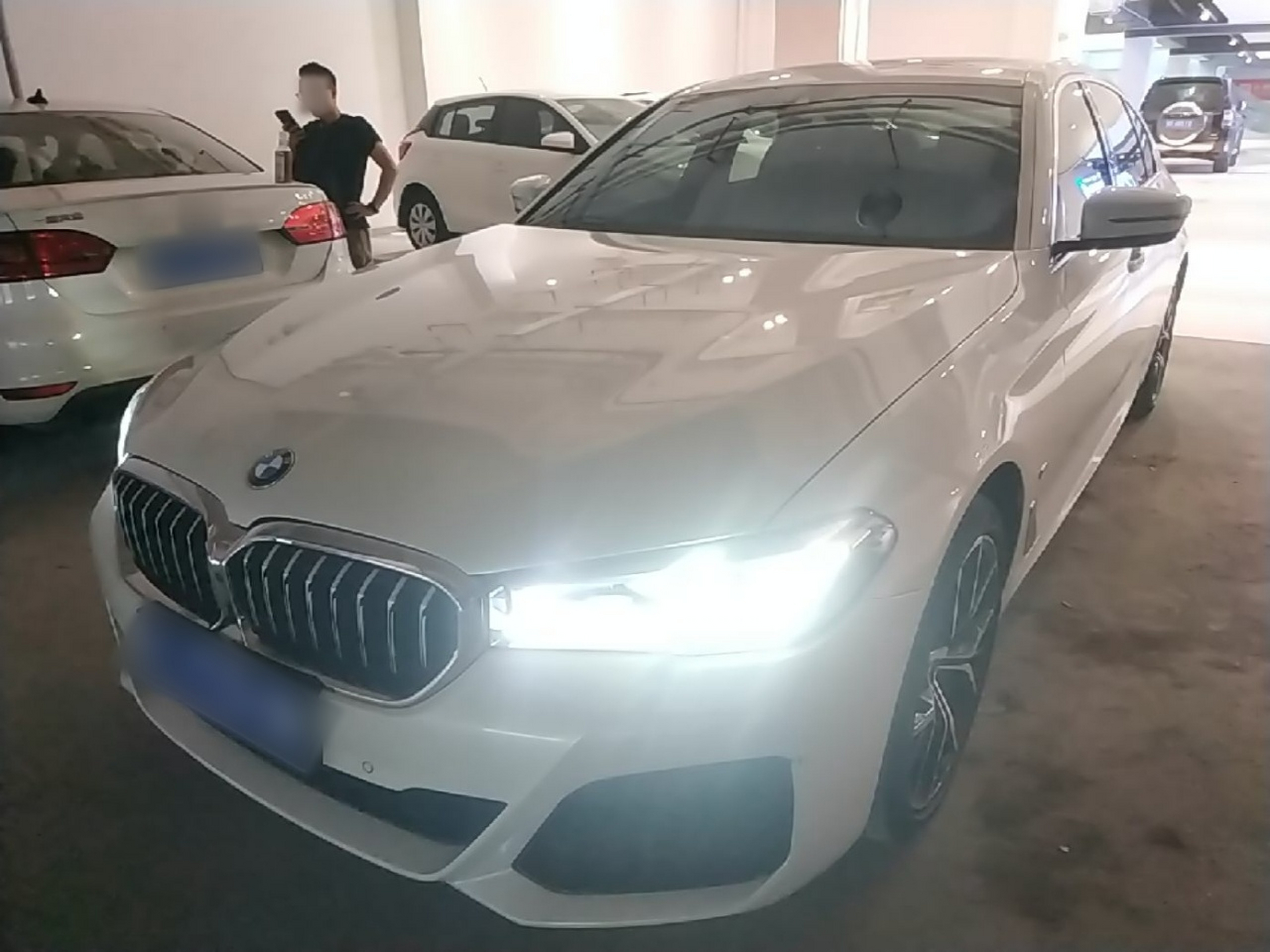 Под передней частью автомобиля