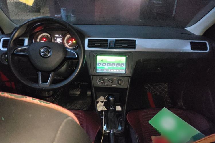 Used Skoda Rapid Spaceback 2018 1.6L Automatic Comfort Edition Center Console