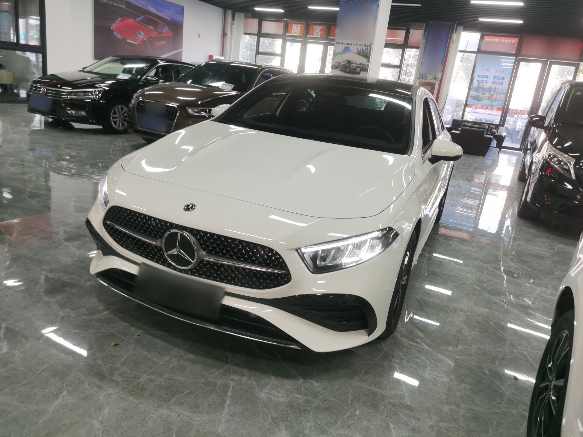 تحت مقدمة السيارة