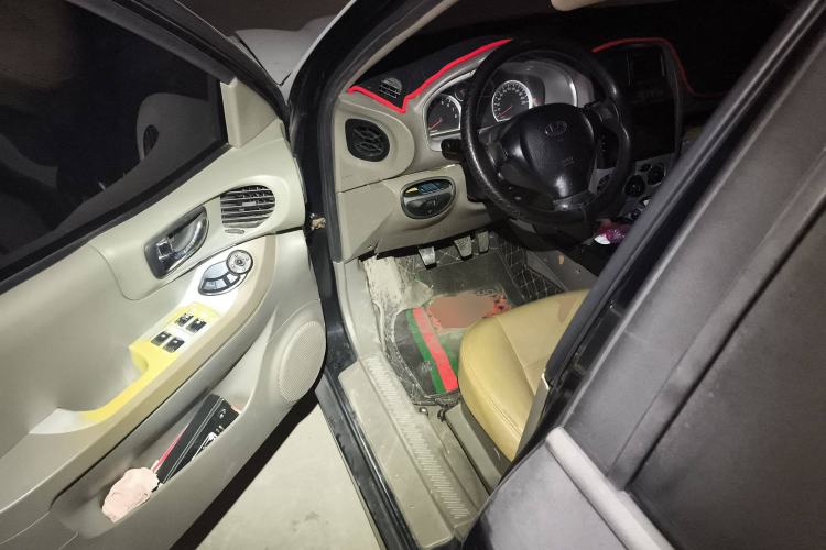 Used Huatai Santa Fe Classic 2012 2.0L Gasoline Manual Two-Wheel Drive with Sunroof
