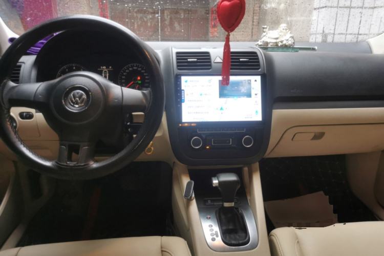 Used Volkswagen Sagitar 2010 1.4 TSI Automatic Luxury Model Center Console