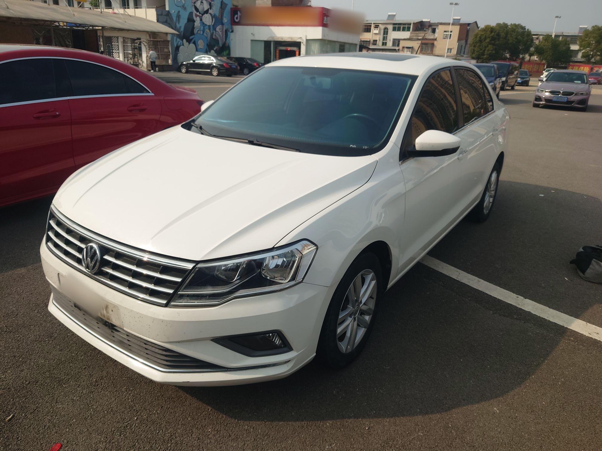 Под передней частью автомобиля