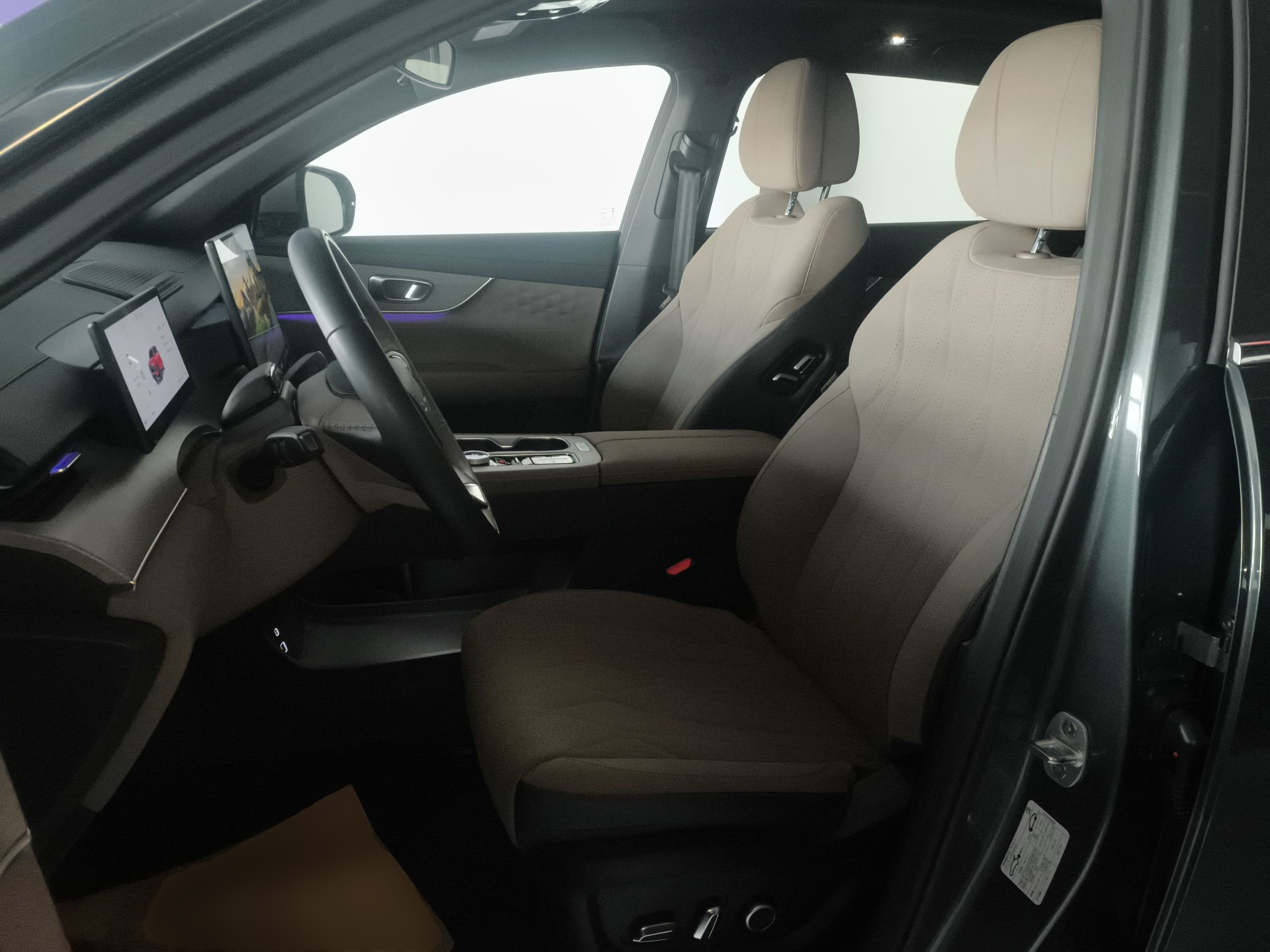 المقاعد الأمامية داخل السيارة