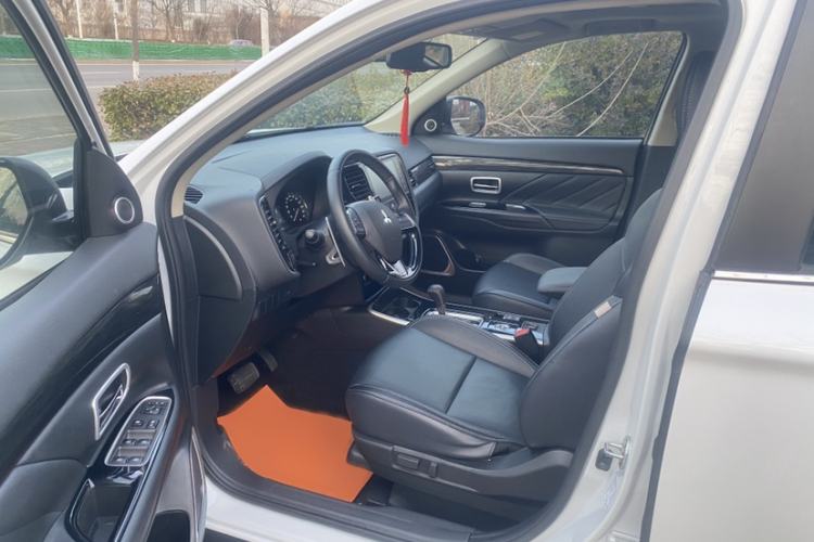 Used Mitsubishi Outlander 2019 2.4L 4x4 Zhi Xiang Edition 7 Seats China VI Standard