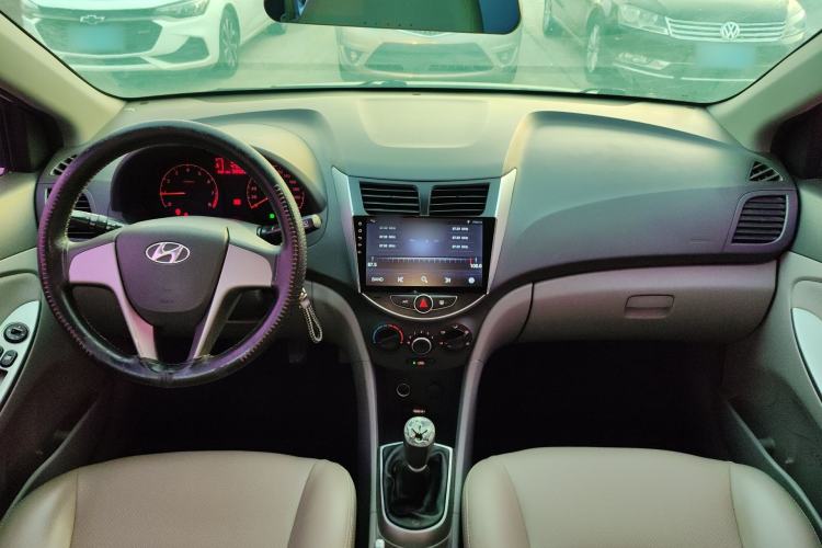 Used Hyundai Verna (older generation) 2014 1.4L Manual Smart GLS Trim Center Console