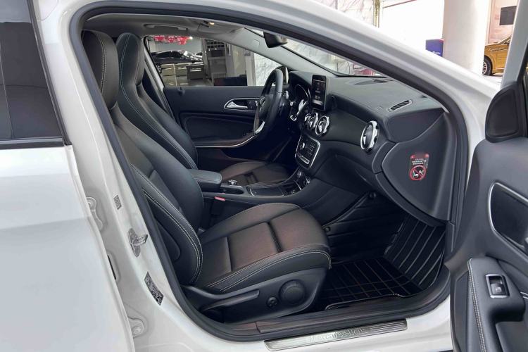 Used Mercedes-Benz GLA 2018 GLA 220 4MATIC Sport Edition Right Front Seat