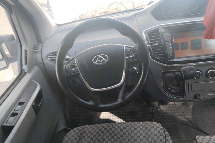 Used SAIC MAXUS Xintu V80 2018 2.5T AMT Elite Edition Short Wheelbase Mid-Roof Design 5-6 Seater Steering Wheel