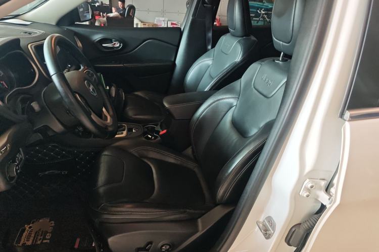 Used Jeep Cherokee 2016 2.0L Superior Edition
