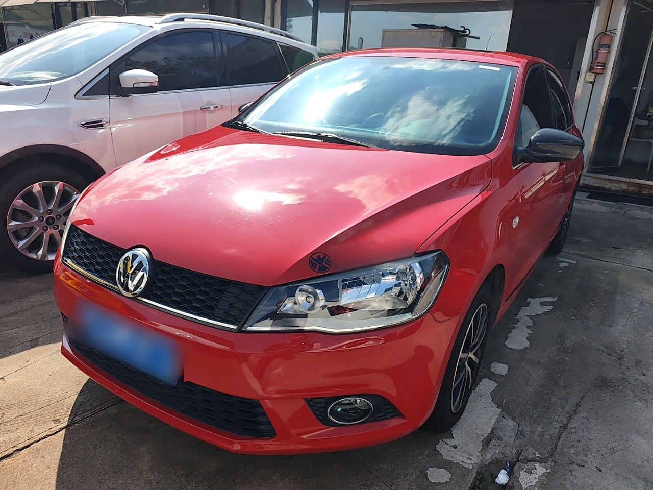 Под передней частью автомобиля