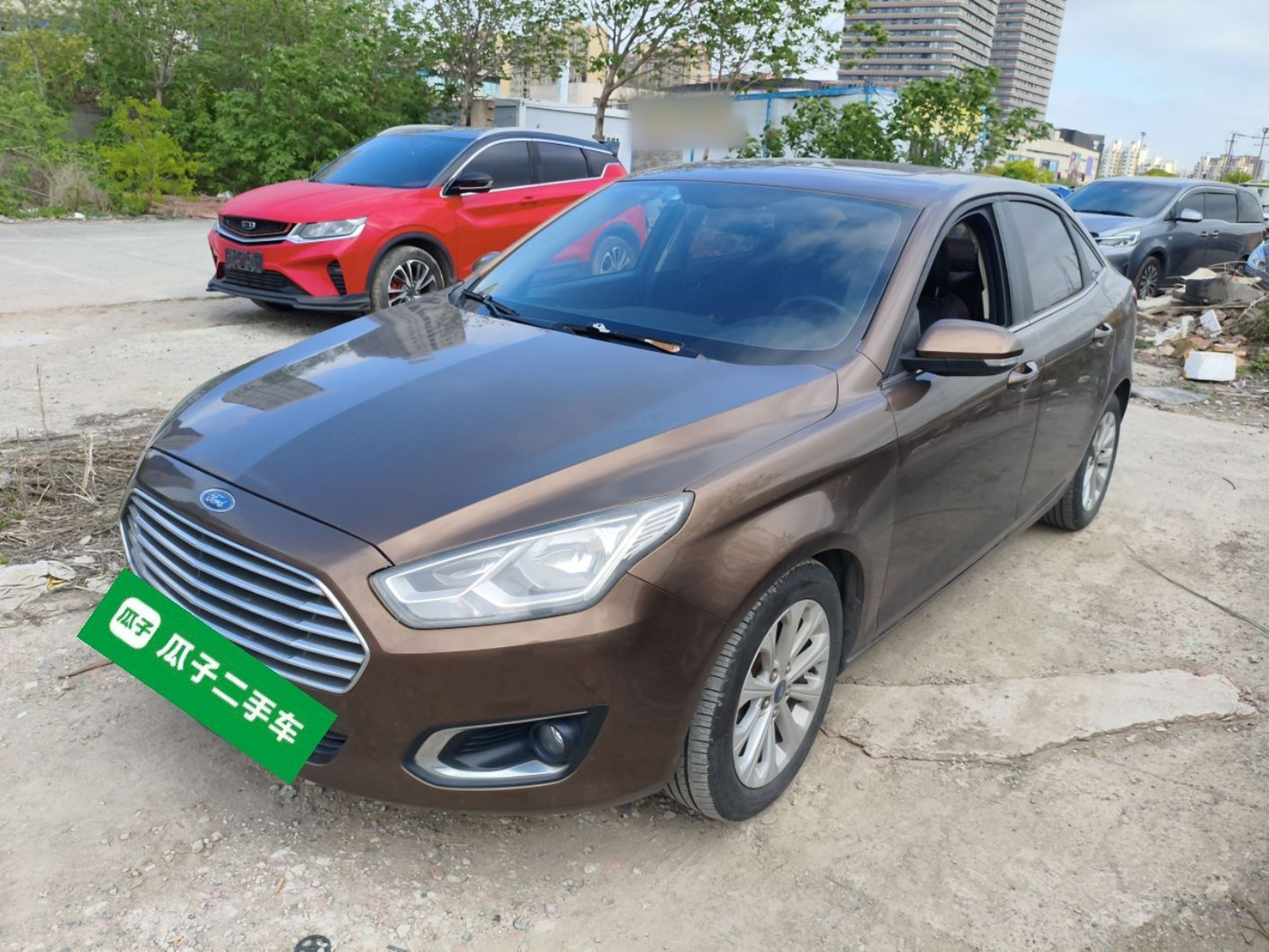 Под передней частью автомобиля