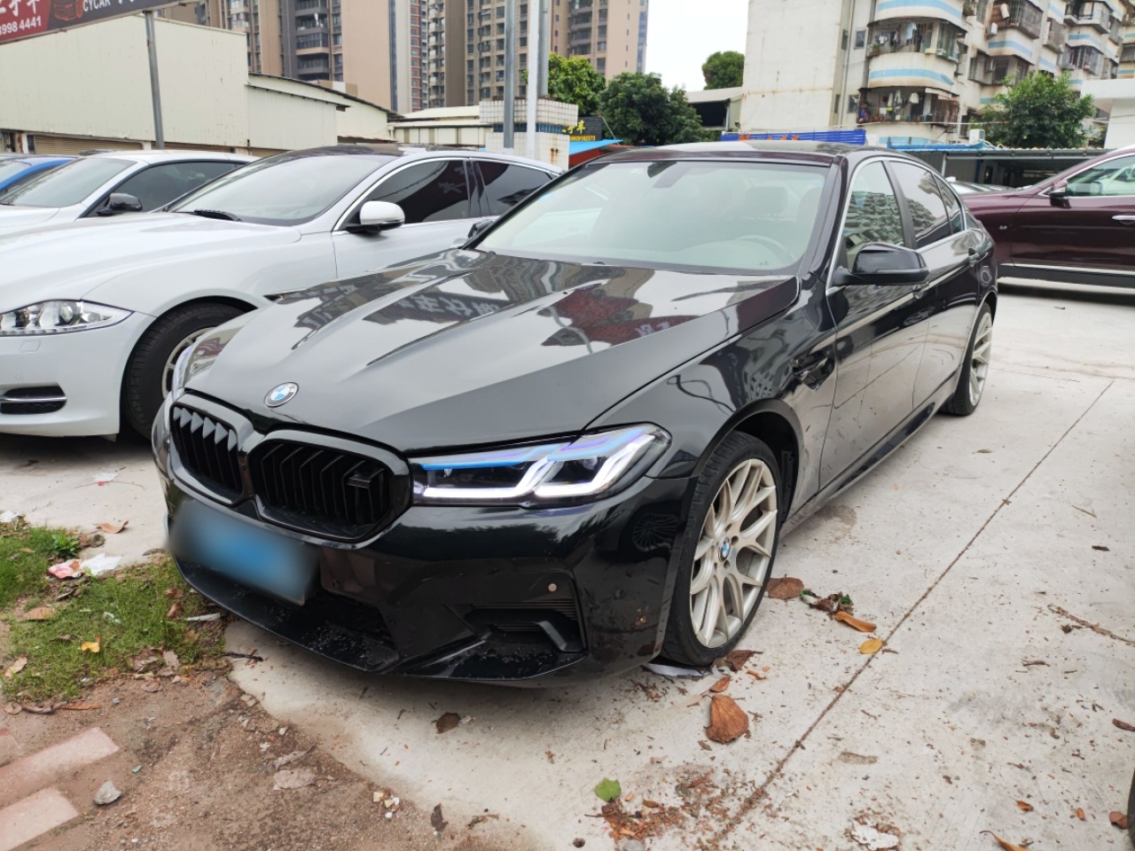 تحت مقدمة السيارة