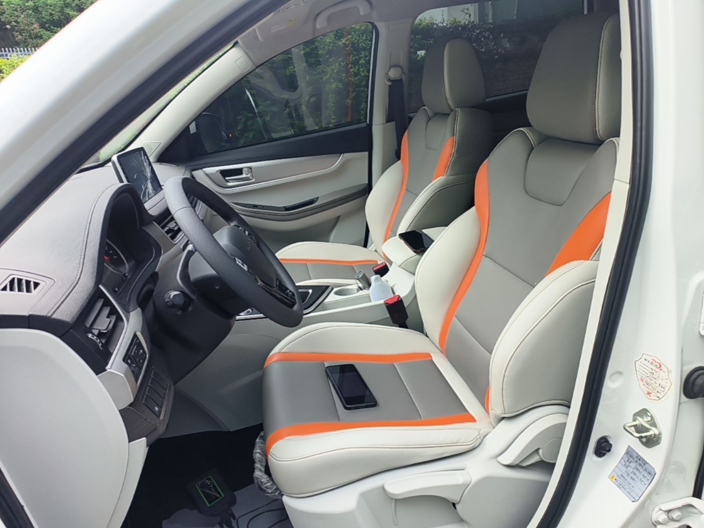 المقاعد الأمامية داخل السيارة