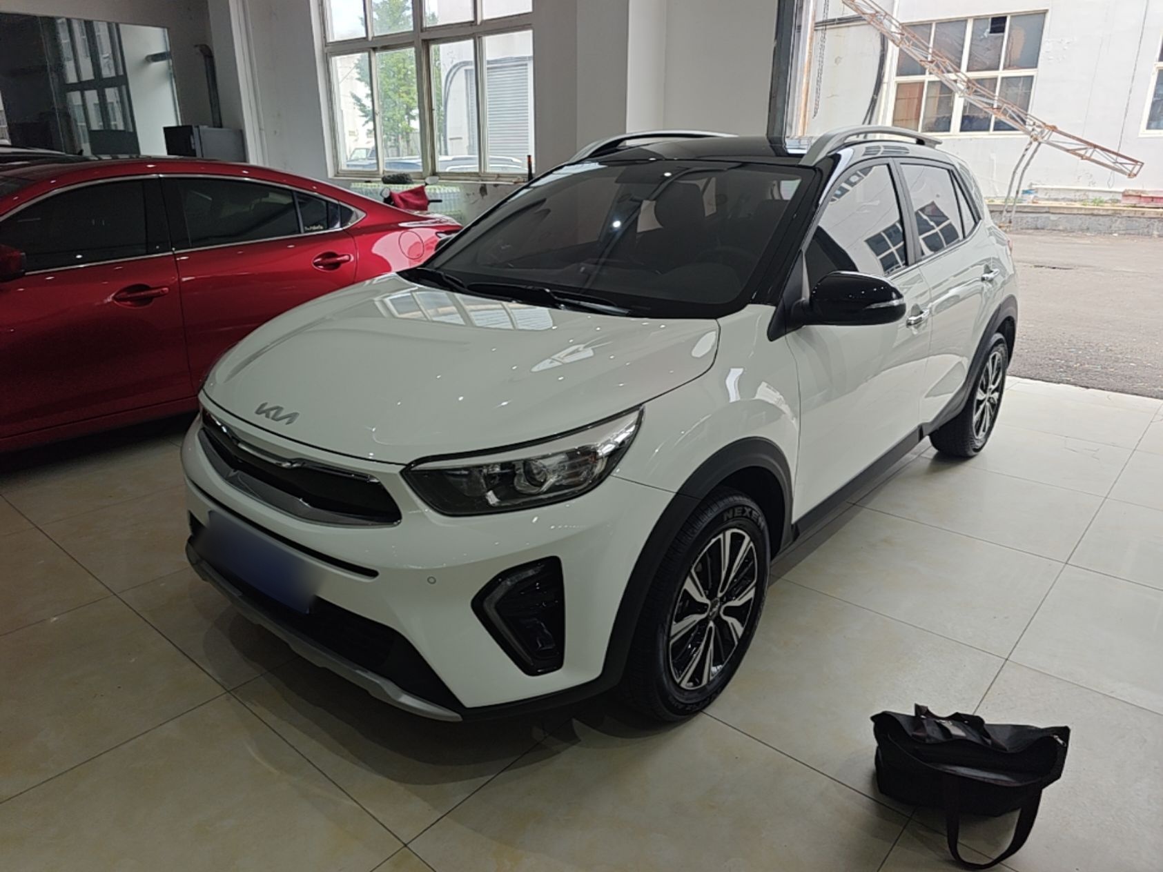 Под передней частью автомобиля