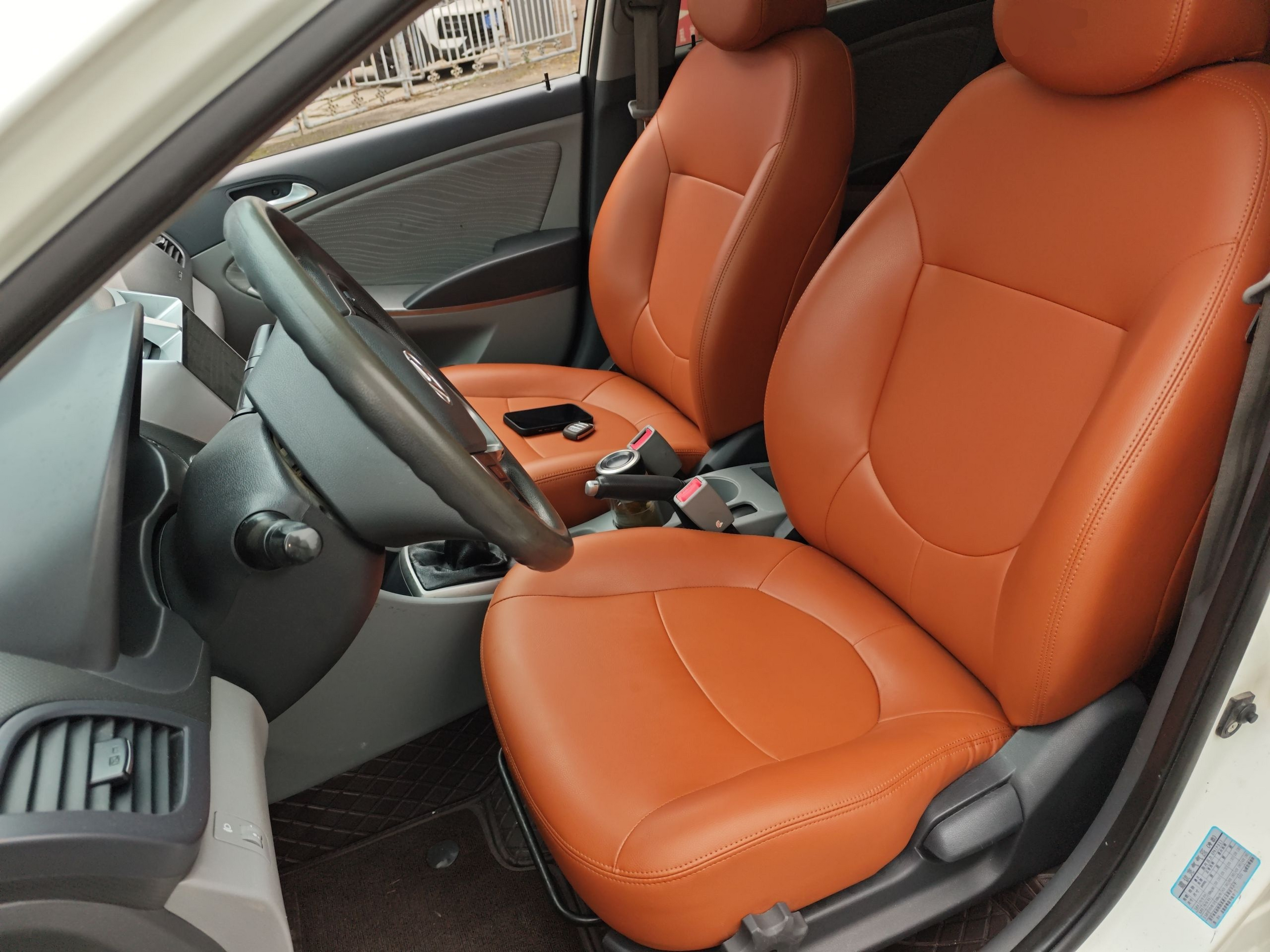 المقاعد الأمامية داخل السيارة